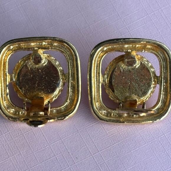 Vintage 1980s Retro Gold Tone Ornate Square Pearl Clip Earrings - Picture 4 of 4